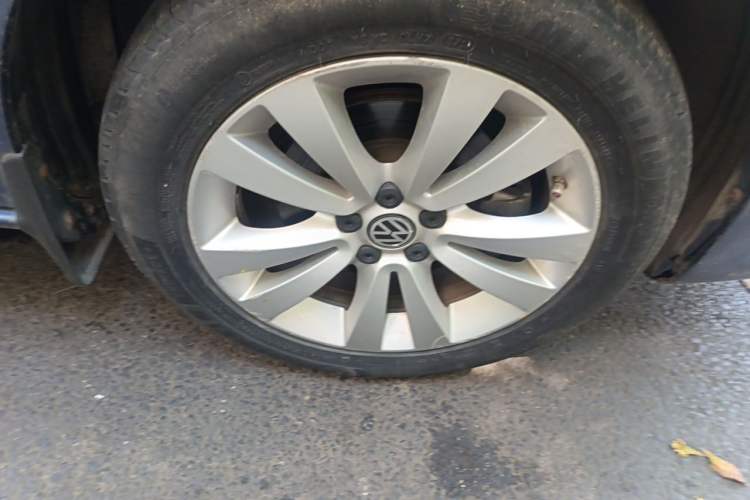 Used Volkswagen Bora 2011 1.4T Automatic Comfort Model Right Front Wheel Hub