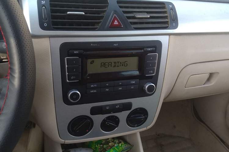 Used Volkswagen Bora 2011 1.6L Automatic Fashion Edition Audio And AC Panel