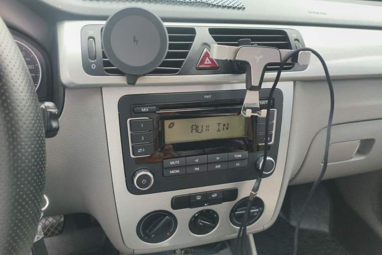 Used Volkswagen Bora 2011 1.6L Automatic Fashion Edition Audio And AC Panel
