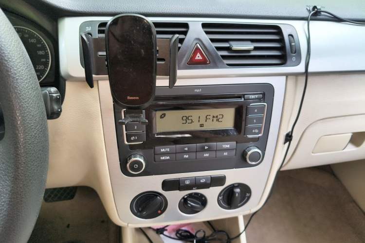 Used Volkswagen Bora 2011 1.6L Automatic Fashion Edition Audio And AC Panel