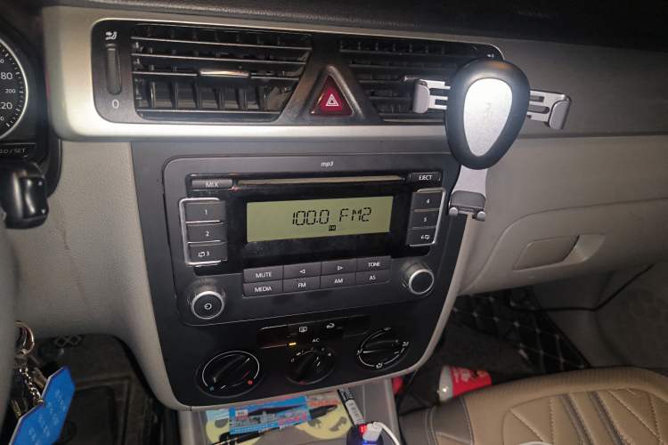 Used Volkswagen Bora 2011 1.6L Manual Fashion Edition Audio And AC Panel