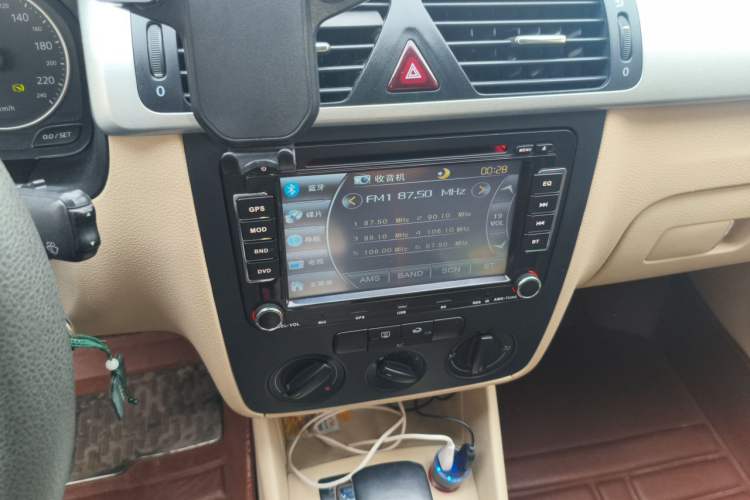 Used Volkswagen Bora 2011 1.6L Automatic Fashion Edition Audio And AC Panel