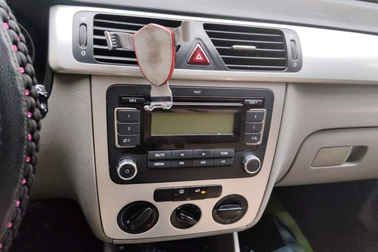 Used Volkswagen Bora 2011 1.6L Manual Fashion Edition Audio And AC Panel