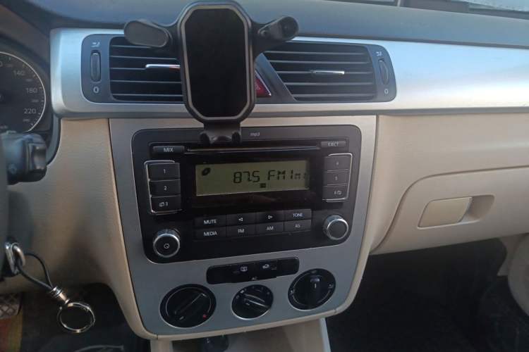 Used Volkswagen Bora 2011 1.6L Manual Fashion Edition Audio And AC Panel