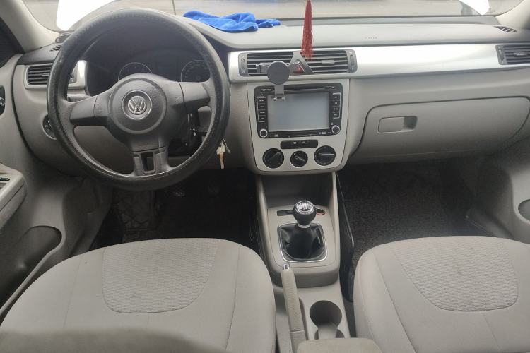 Used Volkswagen Bora 2011 1.6L Manual Fashion Edition Center Console