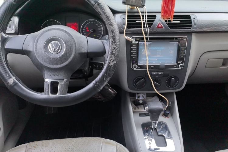 Used Volkswagen Bora 2011 1.6L Automatic Comfort Model Center Console