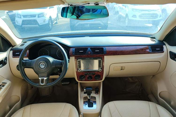 Used Volkswagen Bora 2011 1.6L Automatic Comfort Model Center Console