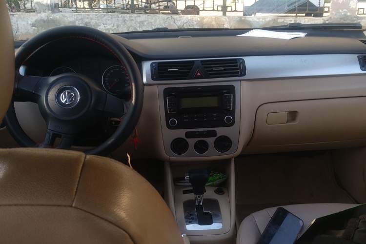 Used Volkswagen Bora 2011 1.6L Automatic Fashion Edition Center Console