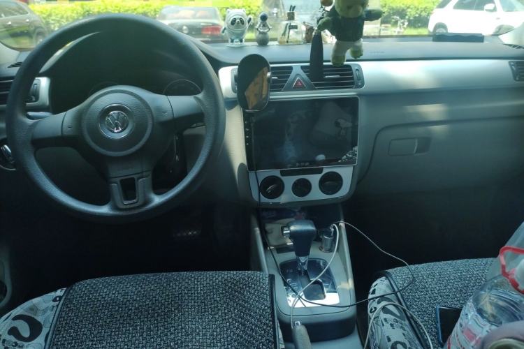 Used Volkswagen Bora 2011 1.6L Automatic Fashion Edition Center Console