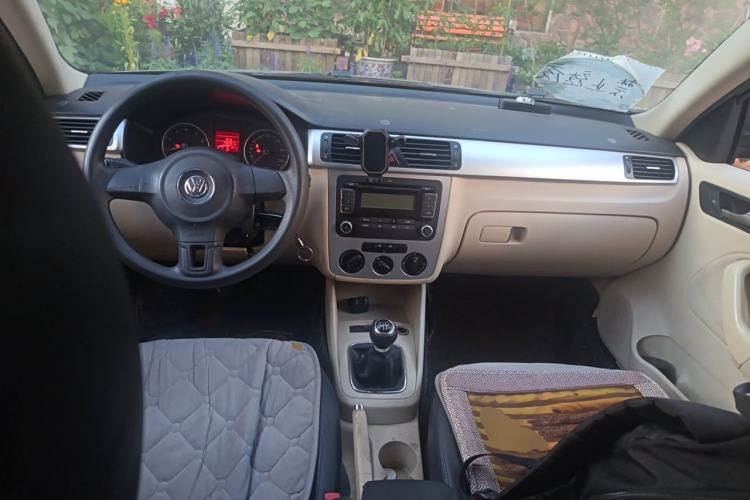 Used Volkswagen Bora 2011 1.6L Manual Fashion Edition Center Console