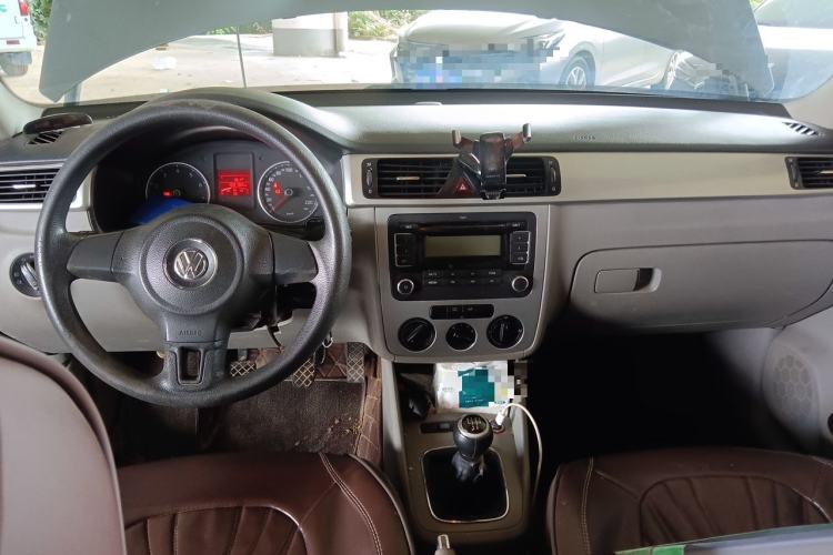 Used Volkswagen Bora 2011 1.6L Manual Fashion Edition Center Console