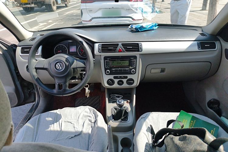 Used Volkswagen Bora 2011 1.6L Manual Fashion Edition Center Console