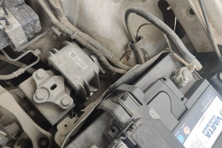 Used Volkswagen Bora 2011 1.6L Manual Fashion Edition Engine Bay Left