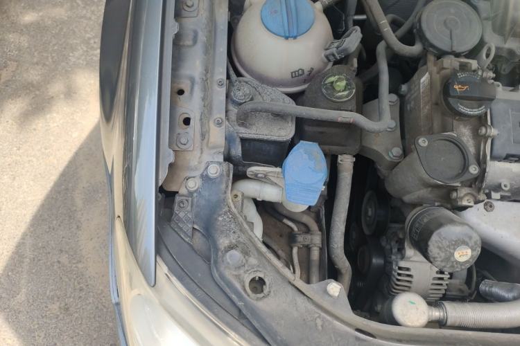 Used Volkswagen Bora 2011 1.6L Automatic Fashion Edition Engine Bay Right