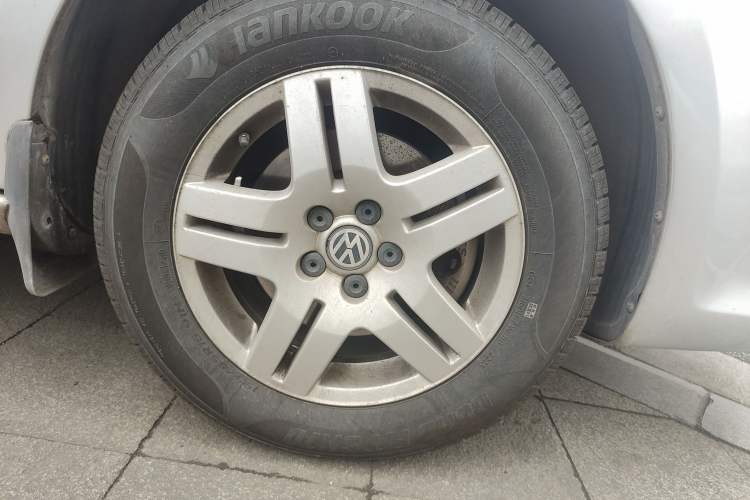 Used Volkswagen Bora 2011 1.6L Manual Fashion Edition Right Front Wheel Hub