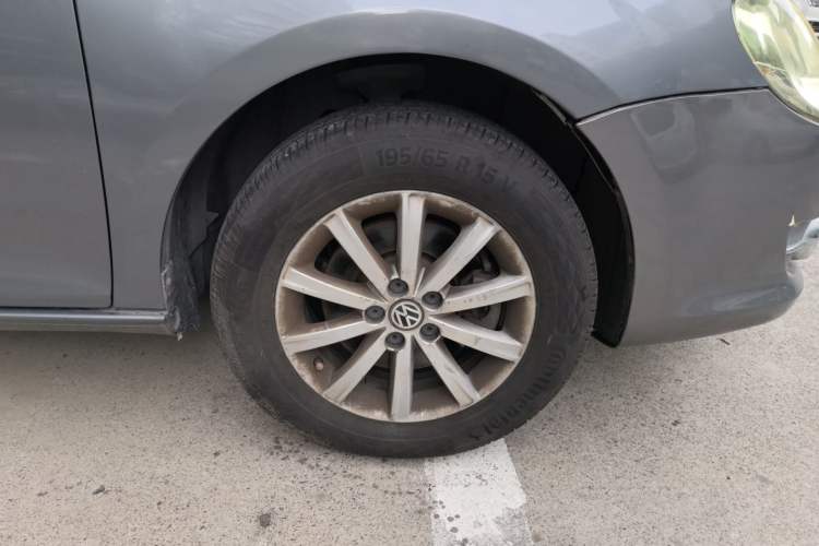 Used Volkswagen Bora 2011 1.6L Automatic Comfort Model Right Front Wheel Hub