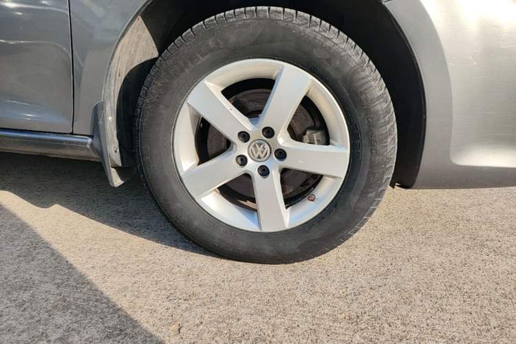 Used Volkswagen Bora 2011 1.6L Automatic Comfort Model Right Front Wheel Hub
