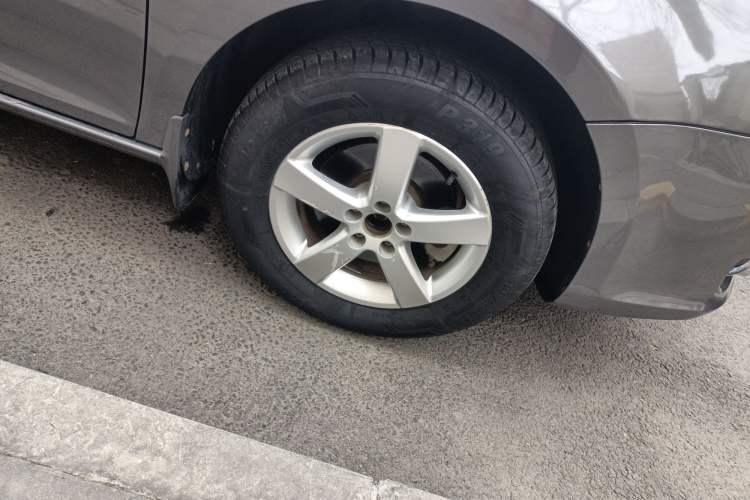 Used Volkswagen Bora 2011 1.6L Manual Fashion Edition Right Front Wheel Hub