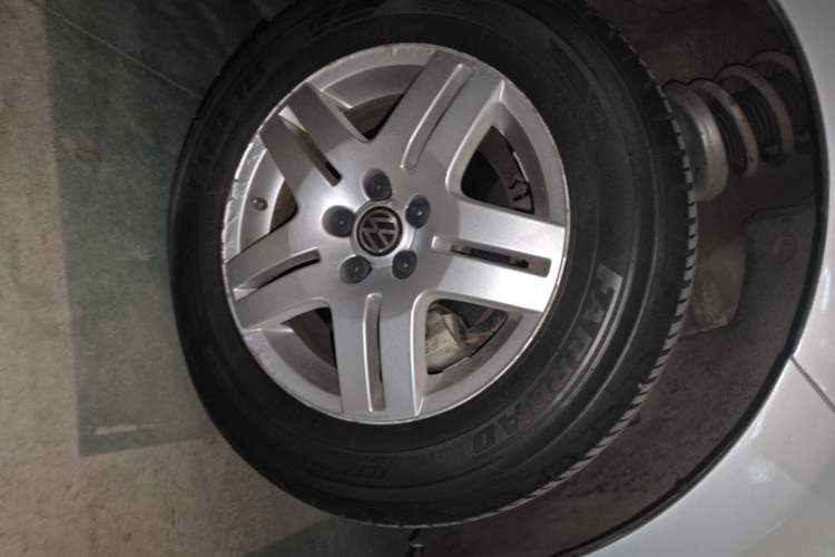 Used Volkswagen Bora 2011 1.6L Automatic Fashion Edition Right Front Wheel Hub