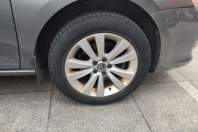 Used Volkswagen Bora 2011 1.4T Automatic Comfort Model Right Front Wheel Hub