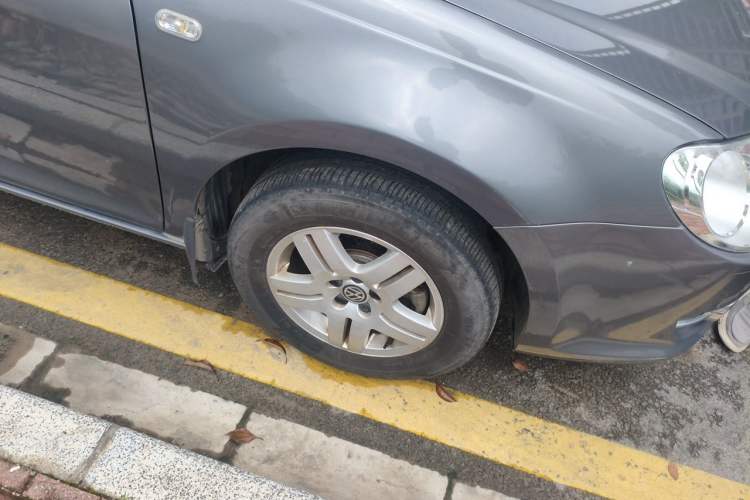 Used Volkswagen Bora 2011 1.6L Automatic Fashion Edition Right Front Wheel Hub