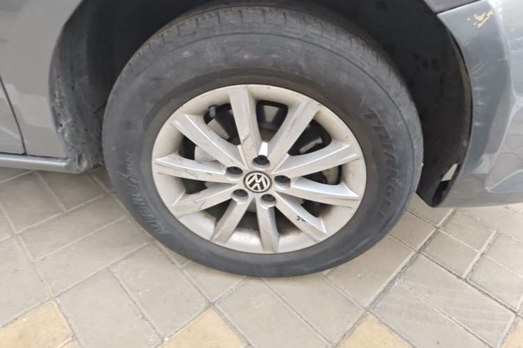 Used Volkswagen Bora 2011 1.6L Manual Comfort Version Right Front Wheel Hub