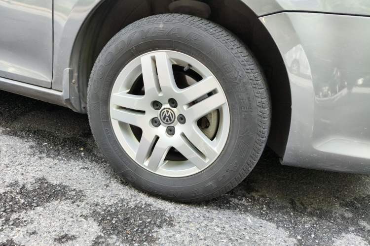Used Volkswagen Bora 2011 1.6L Automatic Fashion Edition Right Front Wheel Hub