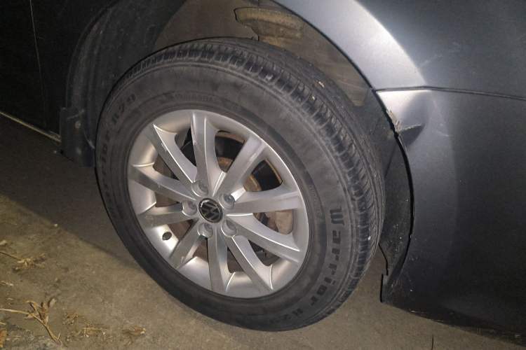Used Volkswagen Bora 2011 1.6L Manual Fashion Edition Right Front Wheel Hub