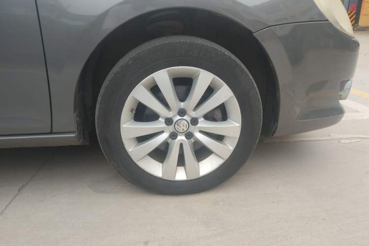 Used Volkswagen Bora 2011 1.4T Automatic Comfort Model Right Front Wheel Hub