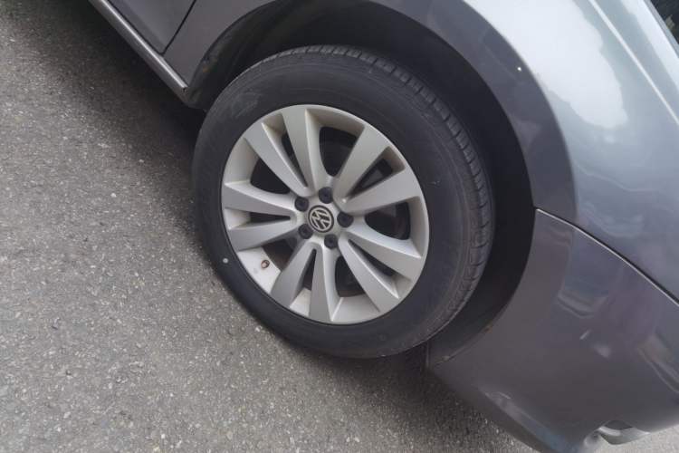 Used Volkswagen Bora 2011 1.4T Automatic Comfort Model Right Front Wheel Hub