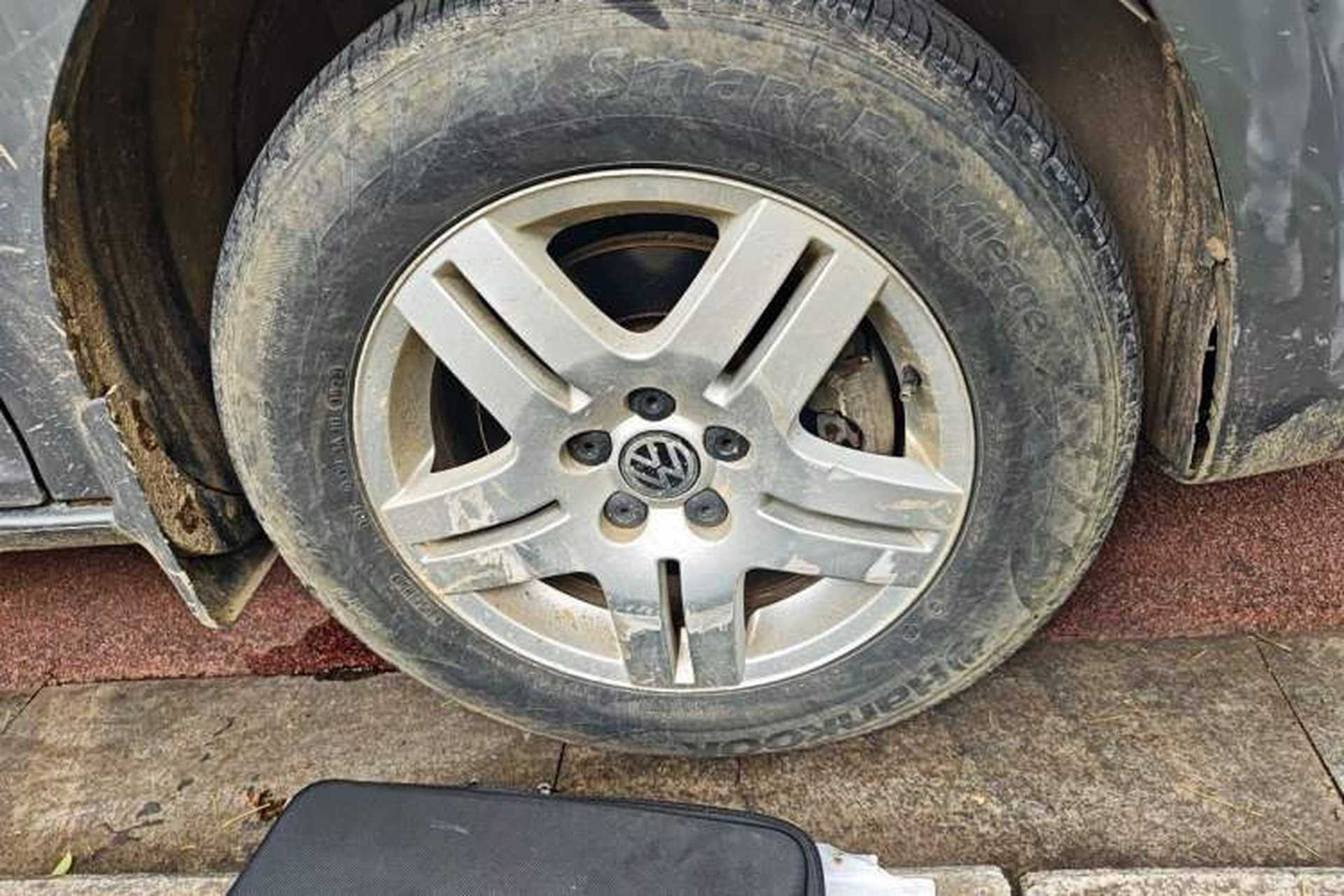 Used Volkswagen Bora 2011 1.6L Automatic Fashion Edition Right Front Wheel Hub
