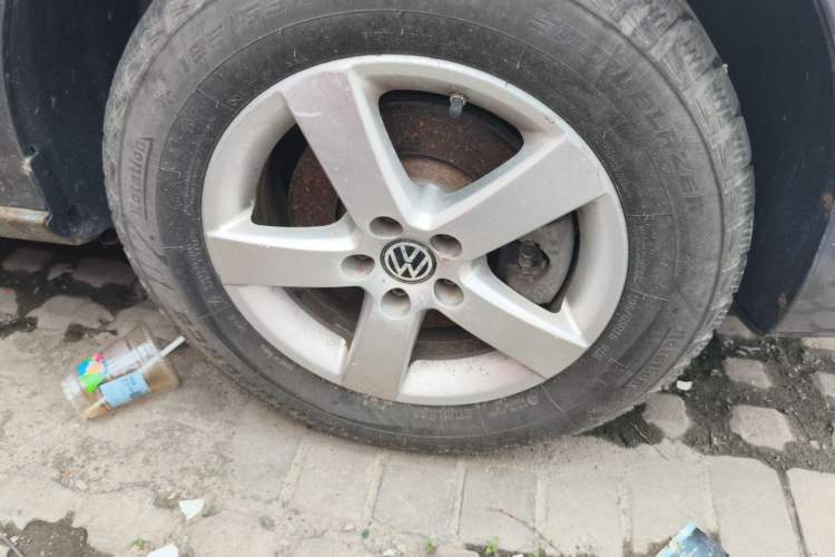 Used Volkswagen Bora 2011 1.6L Automatic Fashion Edition Right Front Wheel Hub