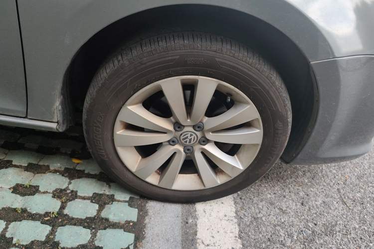 Used Volkswagen Bora 2011 1.6L Automatic Luxury Model Right Front Wheel Hub
