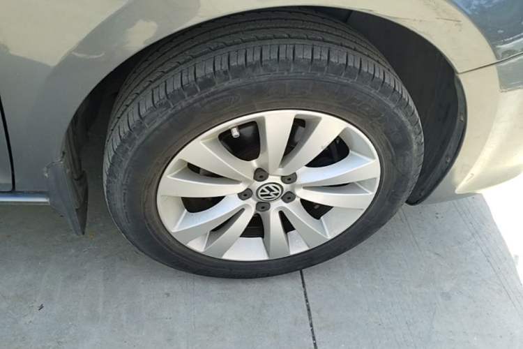 Used Volkswagen Bora 2011 1.6L Automatic Comfort Model Right Front Wheel Hub