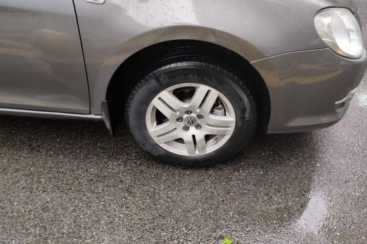 Used Volkswagen Bora 2011 1.6L Manual Fashion Edition Right Front Wheel Hub