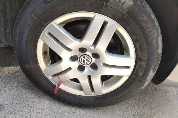 Used Volkswagen Bora 2011 1.6L Automatic Fashion Edition Right Front Wheel Hub