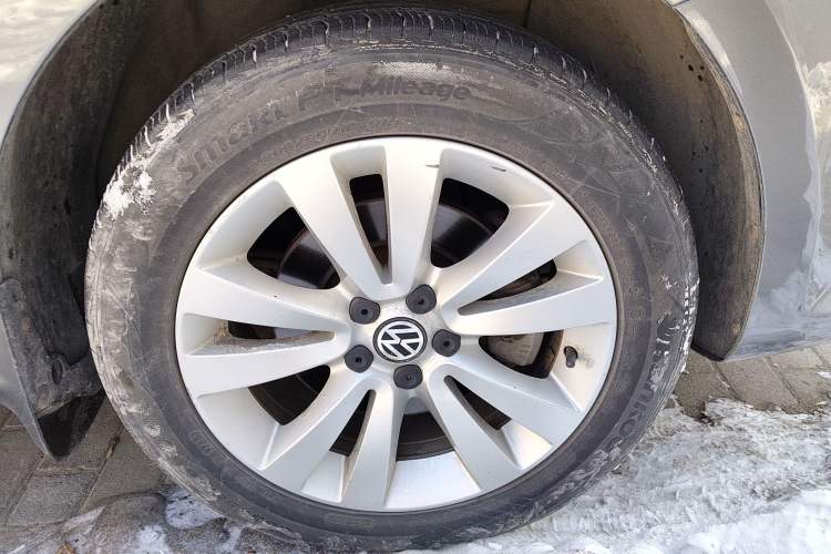 Used Volkswagen Bora 2011 1.4T Automatic Comfort Model Right Front Wheel Hub