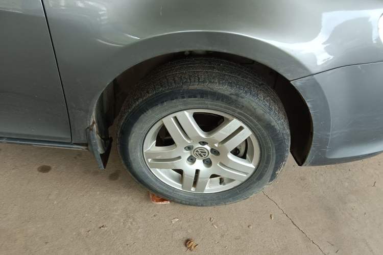 Used Volkswagen Bora 2011 1.6L Manual Fashion Edition Right Front Wheel Hub