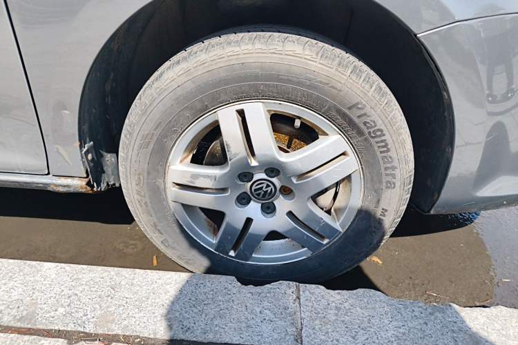 Used Volkswagen Bora 2011 1.6L Manual Fashion Edition Right Front Wheel Hub