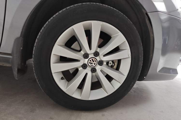 Used Volkswagen Bora 2011 1.4T Automatic Comfort Model Right Front Wheel Hub