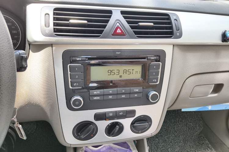 Used Volkswagen Bora 2011 1.6L Manual Fashion Edition Audio And AC Panel