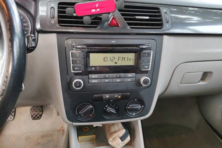 Used Volkswagen Bora 2011 1.6L Manual Comfort Version Audio And AC Panel