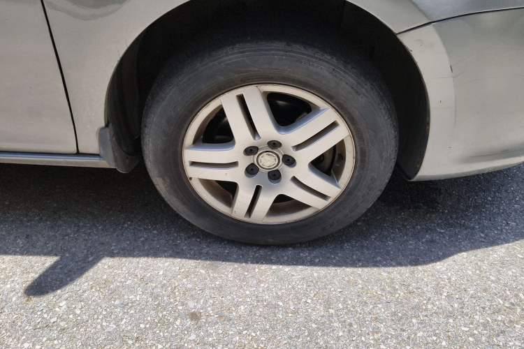 Used Volkswagen Bora 2011 1.6L Manual Fashion Edition Right Front Wheel Hub
