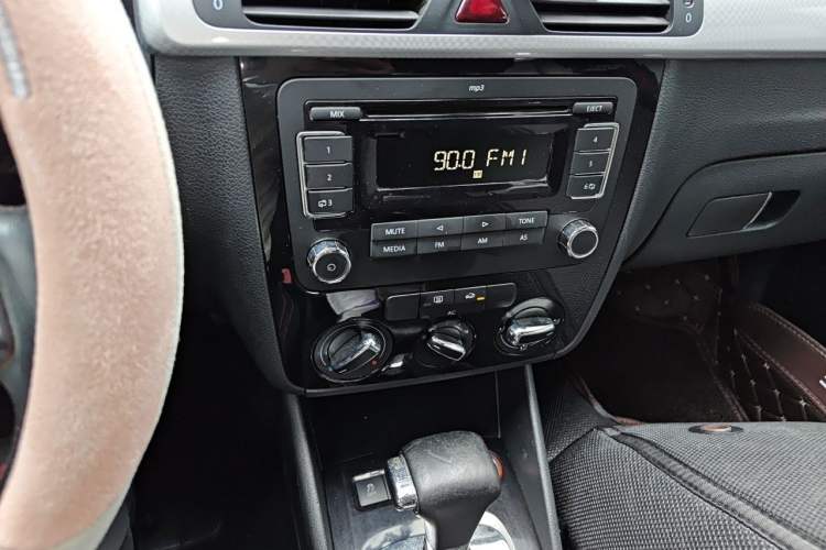 Used Volkswagen Bora 2011 1.4T AT Sportline Audio And AC Panel
