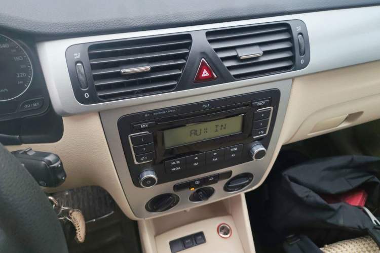 Used Volkswagen Bora 2011 1.6L Manual Fashion Edition Audio And AC Panel