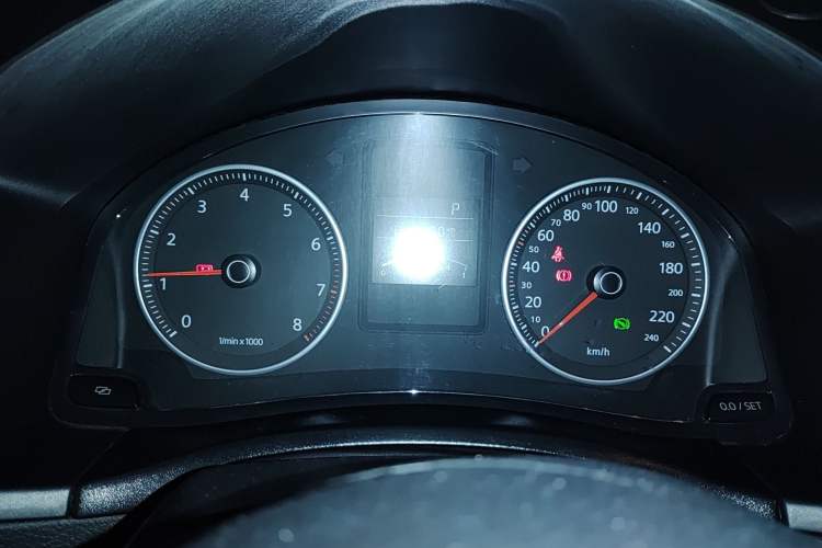 Used Volkswagen Bora 2011 1.4T AT Sportline Instrument Cluster