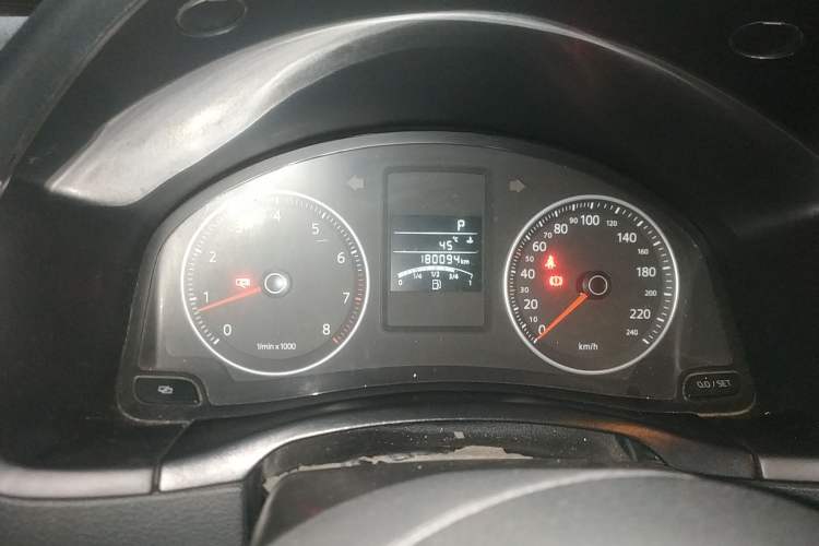 Used Volkswagen Bora 2011 1.4T AT Sportline Odometer Close Up