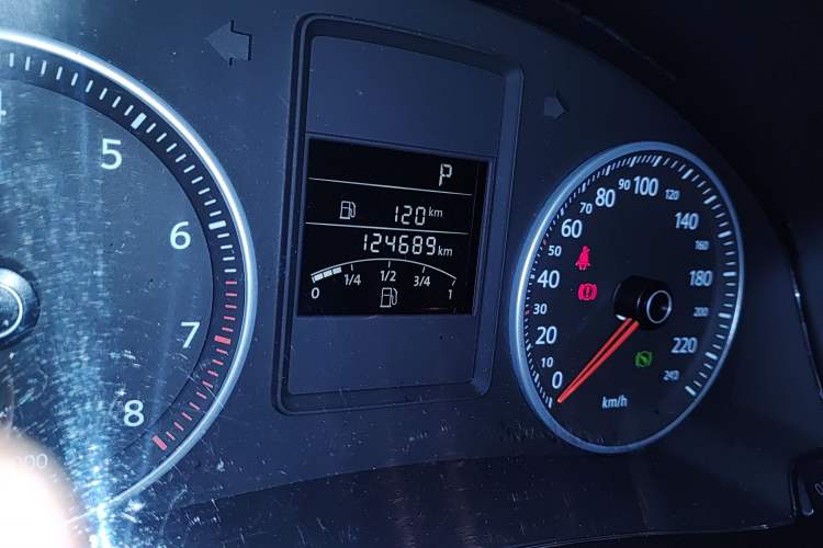 Used Volkswagen Bora 2011 1.4T AT Sportline Odometer Close Up