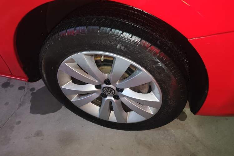 Used Volkswagen Bora 2011 1.4T Automatic Comfort Model Right Front Wheel Hub