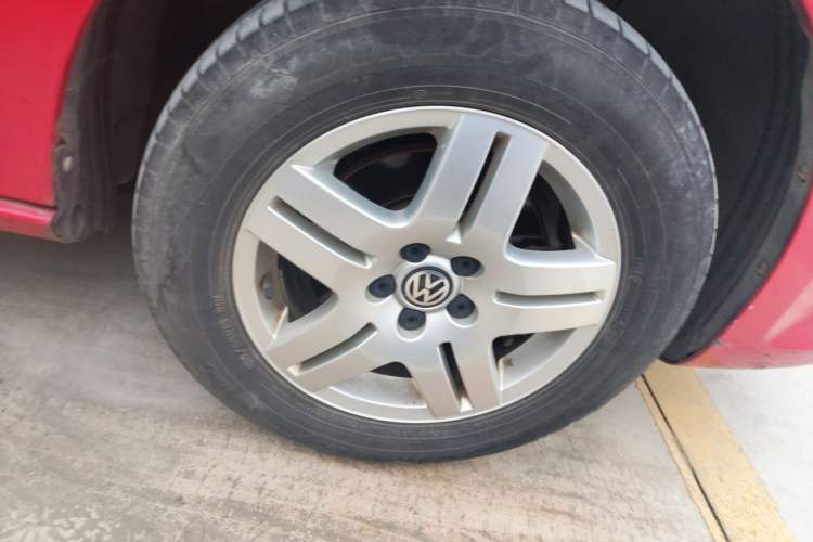 Used Volkswagen Bora 2011 1.6L Manual Fashion Edition Right Front Wheel Hub